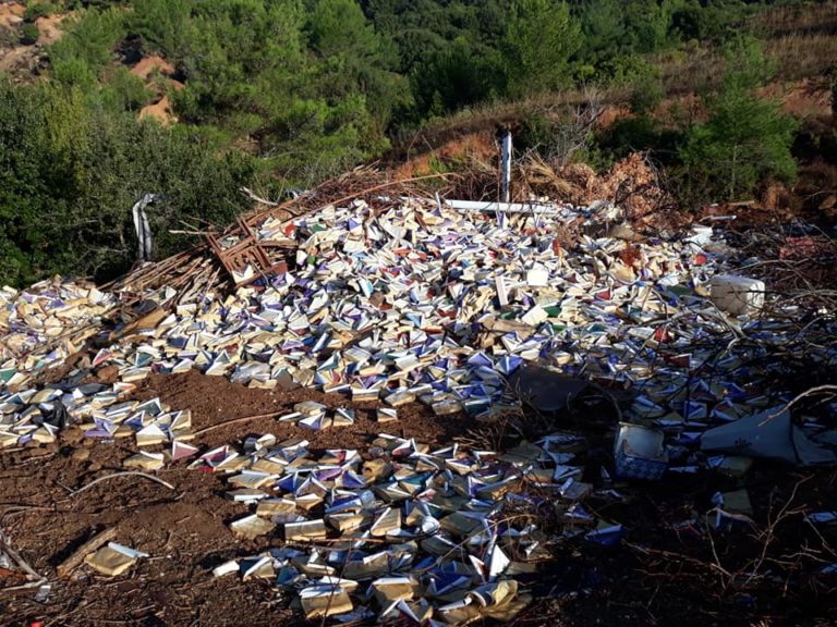 Σε παράνομη χωματερή, πετάχτηκαν και θάφτηκαν εκατοντάδες βιβλία!