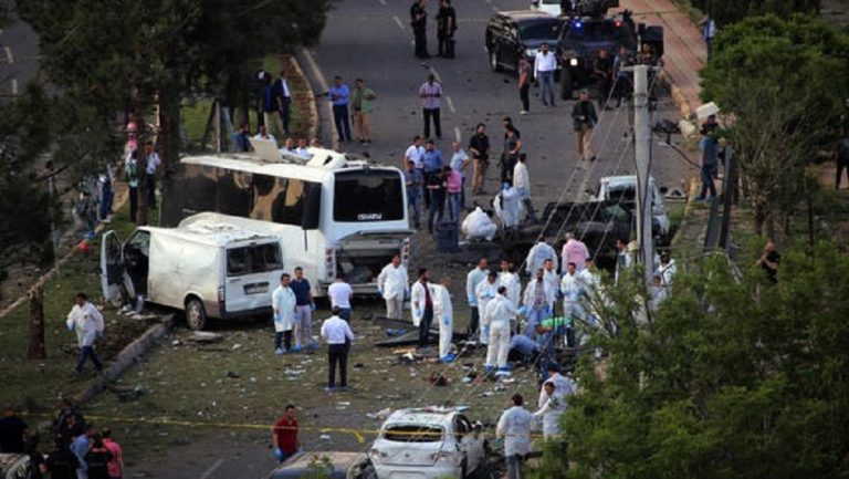 Τουρκία: Βομβιστική επίθεση εναντίον λεωφορείου που μετέφερε αστυνομικούς (video)