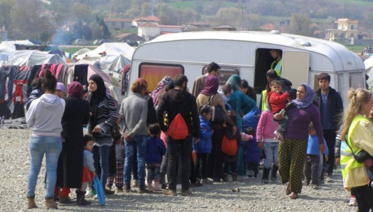 Έφτασαν οι πρώτοι πρόσφυγες στην ηπειρωτική Ελλάδα (video)