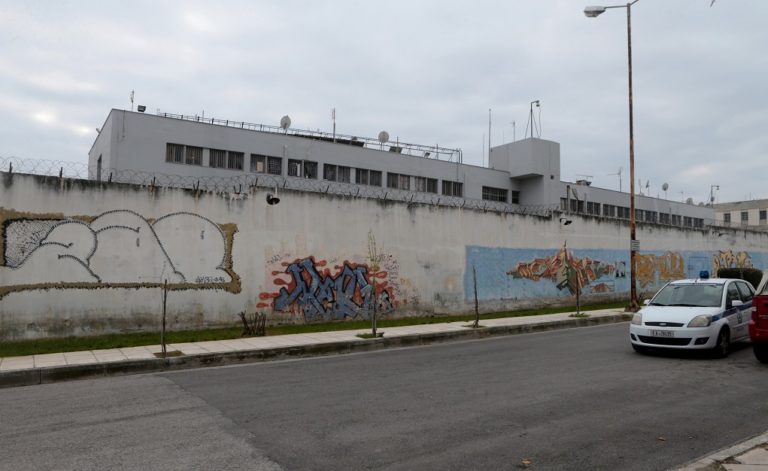 Έφοδος της ΕΛΑΣ στις φυλακές Κορυδαλλού για ναρκωτικά και όπλα (video)