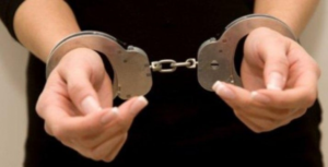 Πάτρα: Συνελήφθη επ’ αυτοφώρω μέλος σπείρας απατών με «μαϊμού» τροχαία
