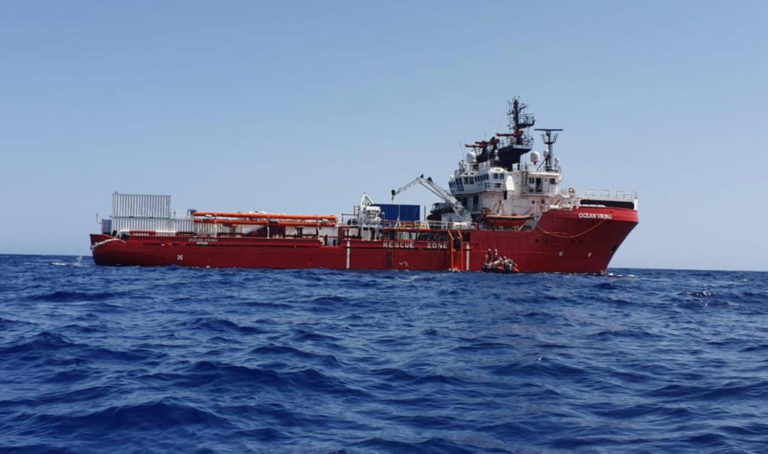 Η οργάνωση SOS Mediterranee αναζητά ασφαλές λιμάνι για να αποβιβάσει 104 μετανάστες
