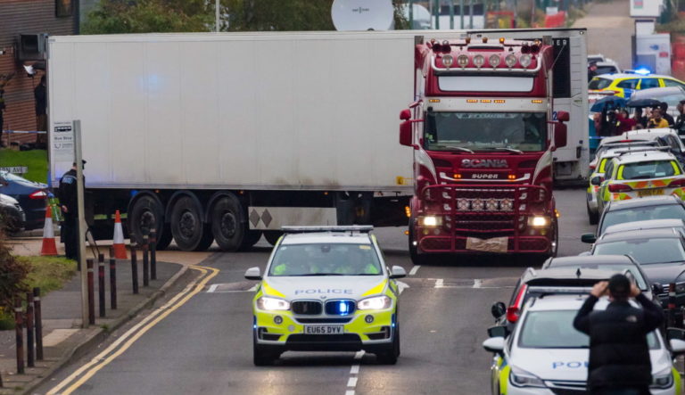 Βρετανία: Σε ασφαλή τοποθεσία μεταφέρεται το φορτηγό με τα 39 πτώματα (video)