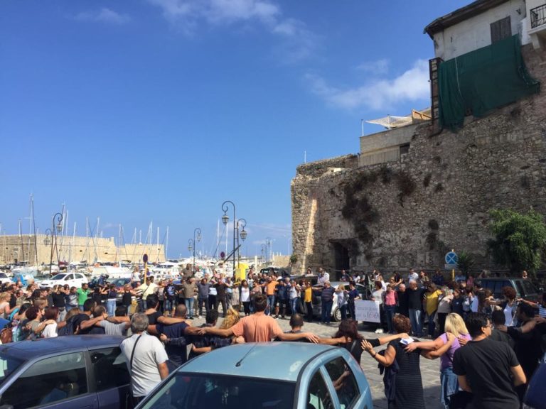 Στήριξη από την Περιφέρεια  του αγώνα των εργαζομένων στο ΚΕΘΕΑ – Συγκέντρωση έξω από την Αποκεντρωμένη (audio)