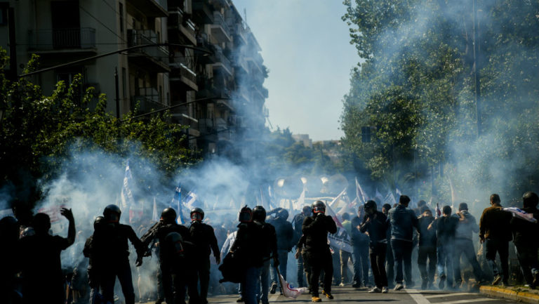 Συμπλοκές μεταξύ μελών του ΠΑΜΕ και αστυνομικών στην πορεία εναντίον της στρατιωτικής συμφωνίας Ελλάδας-ΗΠΑ (video)