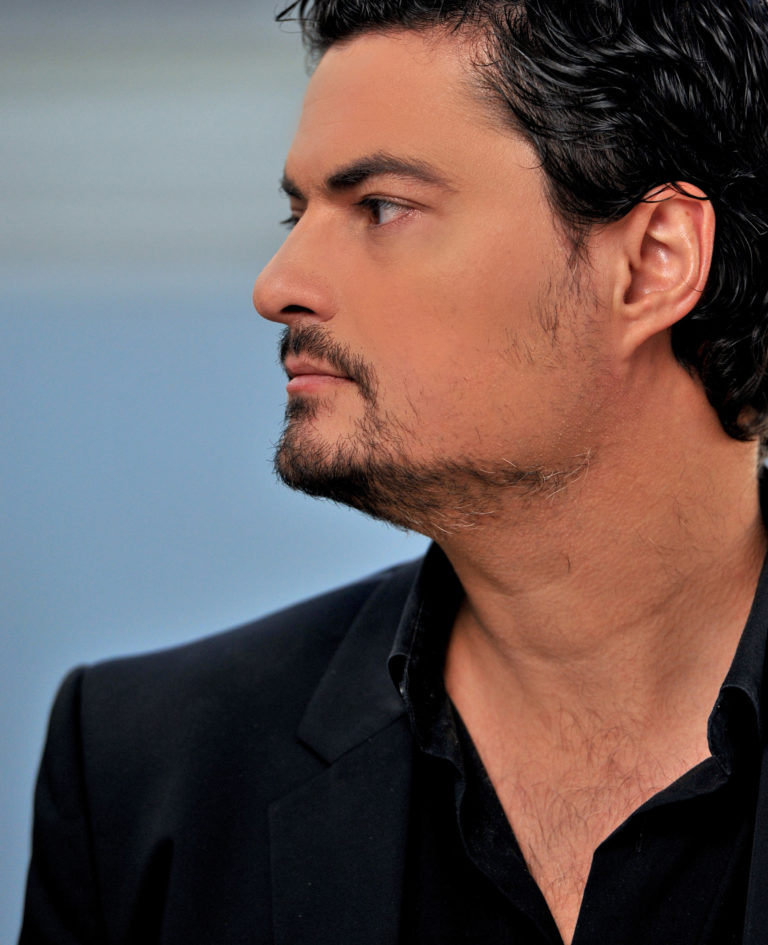 Ο Γιώργος Πέτρου και η Καμεράτα-Ορχήστρα των Φίλων της Μουσικής στο ΚΠΙΣΝ