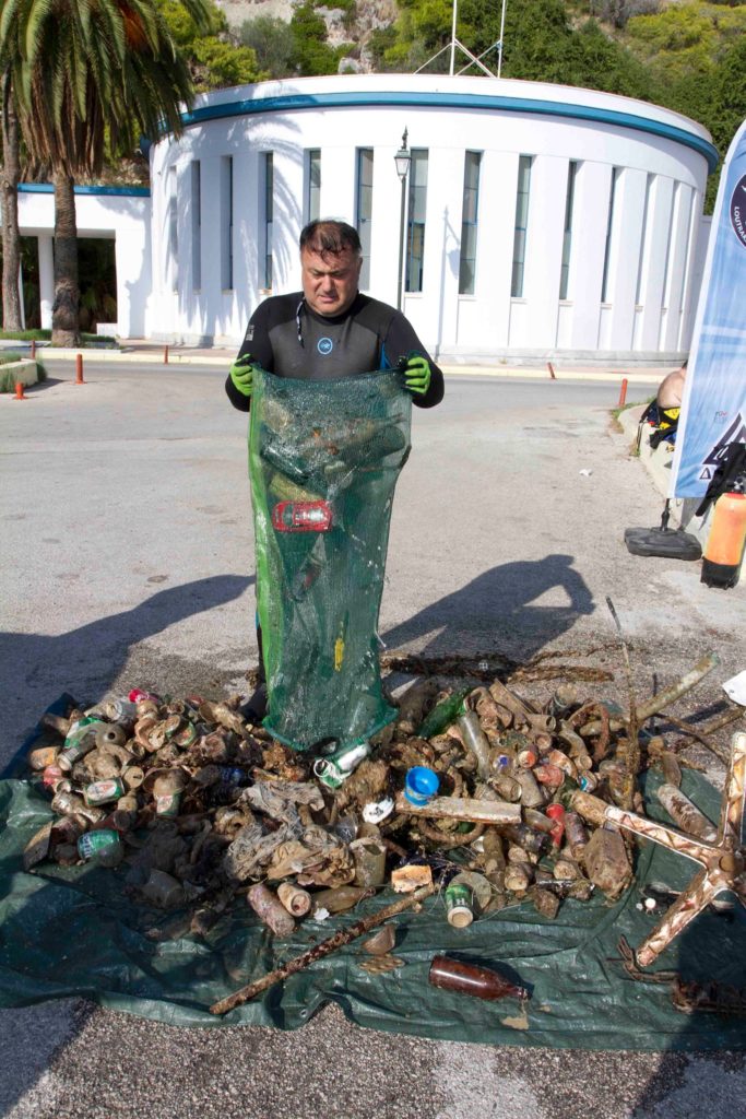 Ανελέητη μάχη με το θαλάσσιο σκουπιδαριό (pic)