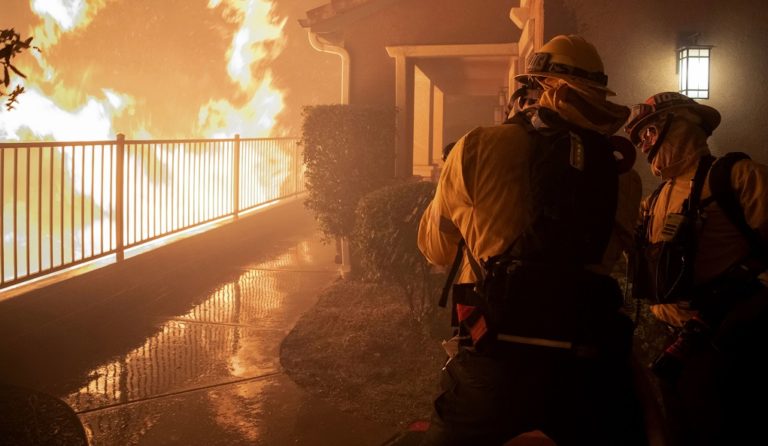 ΗΠΑ: Μαίνονται οι πυρκαγιές στην Καλιφόρνια – Εκκενώσεις σπιτιών