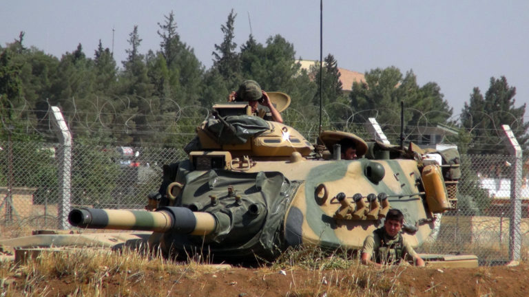 Τουρκία: Στρατιώτες και άρματα μετακινούνται στα σύνορα με τη Συρία (video)
