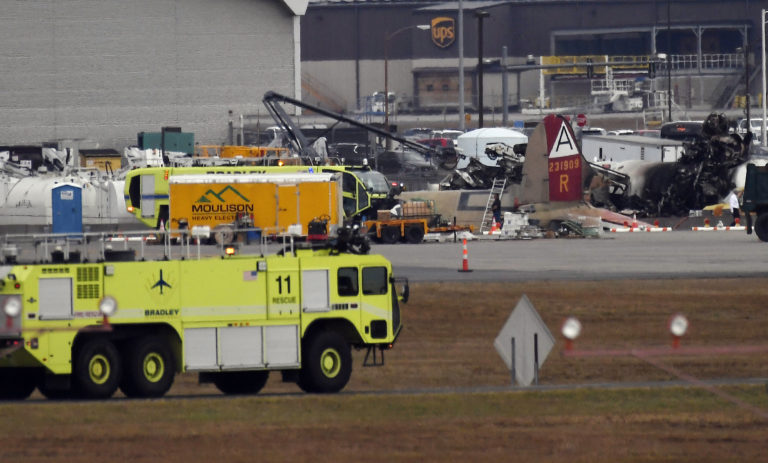 ΗΠΑ: Συντριβή βομβαρδιστικού του Β’ ΠΠ στο αεροδρόμιο του Κονέκτικατ – Άγνωστος αριθμός θυμάτων