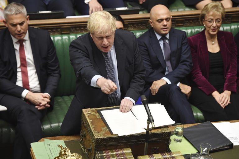 Brexit:Πυρά κατά Τζόνσον για το “εγχειρίδιο Τραμπ”-Στάση αναμονής από την ΕΕ (video)