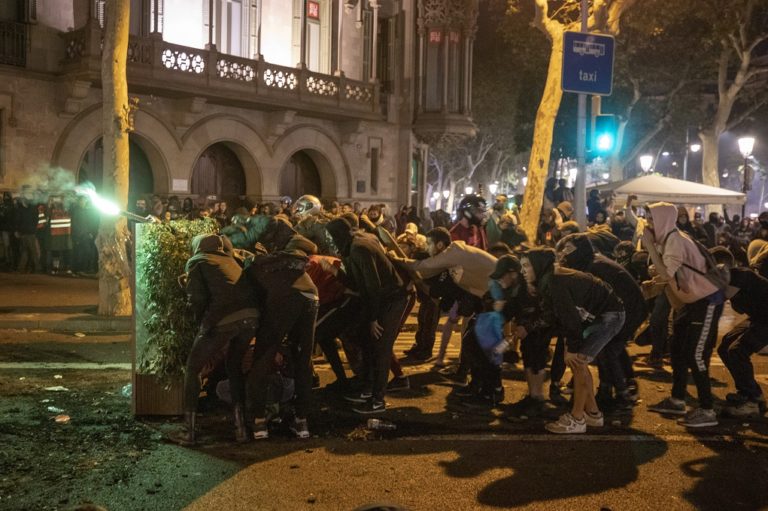 Γενική απεργία στην Καταλονία-Νύχτα επεισοδίων στο κέντρο της Βαρκελώνης (video)