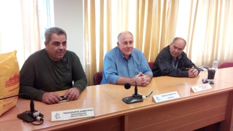 Είδη ατομικής προστασίας διανεμήθηκαν στις σχολικές καθαρίστριες του Δήμου Ρήγα Φεραίου