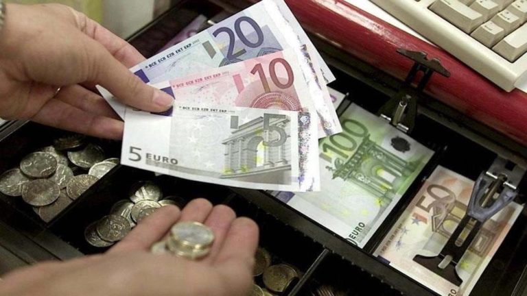 Έκλεψαν χρηματοκιβώτιο με 42.000 ευρώ από κατάστημα χαρτικών στο Βόλο