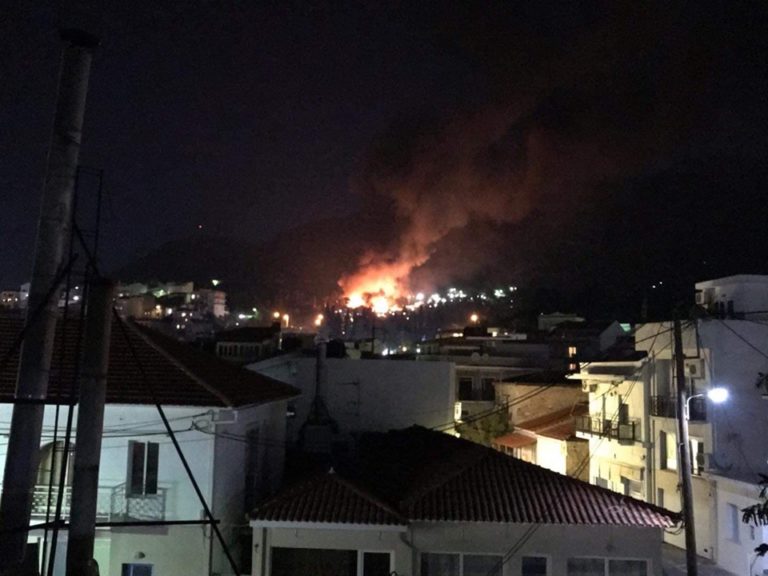 Καίγεται το ΚΥΤ της Σάμου- Ανεξέλεγκτη η κατάσταση