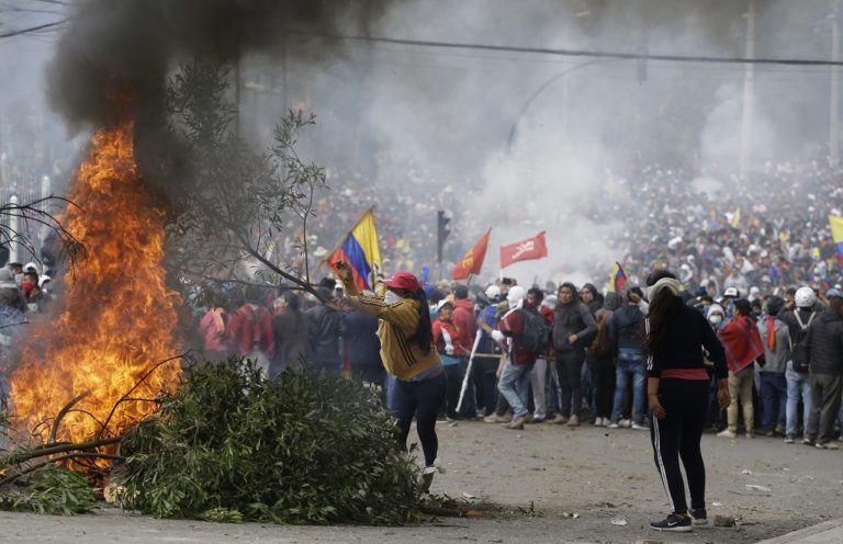 Σχέδιο αποσταθεροποίησης βλέπει η κυβέρνηση του Ισημερινού για τις διαδηλώσεις και τις συγκρούσεις (video)