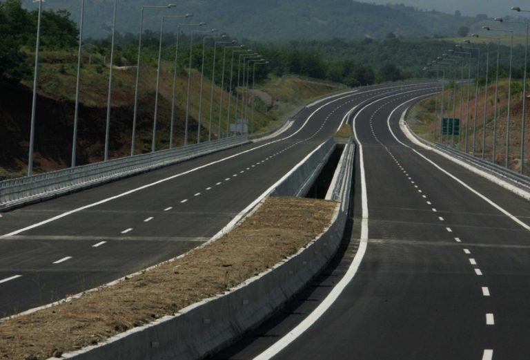 Εργασίες από συνεργείο της Δ.Ε.Δ.Η.Ε  στην Εγνατία Οδό  στο ύψος της Ξάνθης την Τετάρτη
