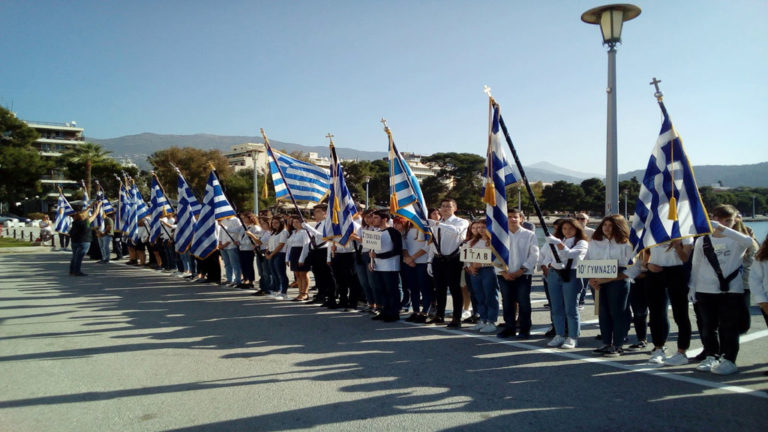 Κατάθεση στεφάνων από μαθητές και προσκόπους στην παραλία του Βόλου