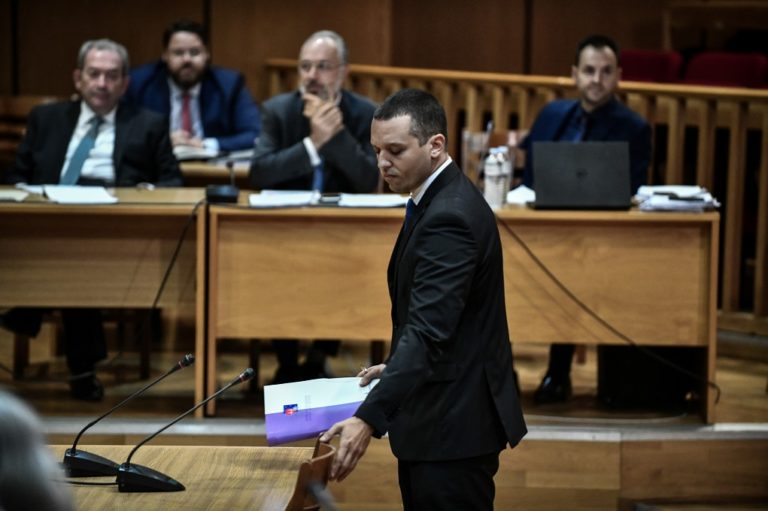 Απολογείται ο Η. Κασιδιάρης στη δίκη της Χ.Α