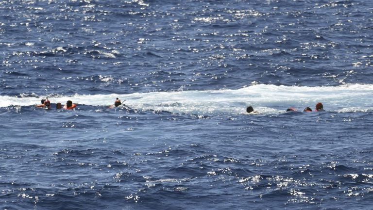 Αυξάνεται ο τραγικός απολογισμός του ναυαγίου κοντά στη Λαμπεντούζα-13 γυναίκες νεκρές