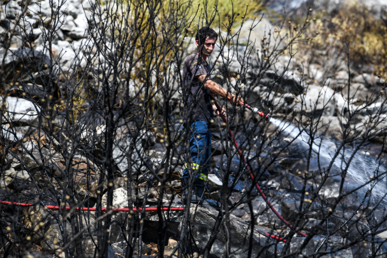 Υπό έλεγχο η φωτιά στο Πόρτο Ράφτη (video)