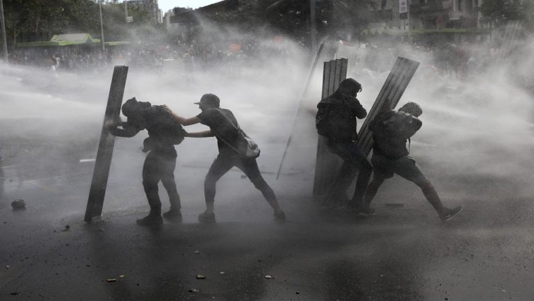 Πέμπτη ημέρα συγκρούσεων στη Χιλή- Μέτρα κατευνασμού  από τον Πινιέρα
