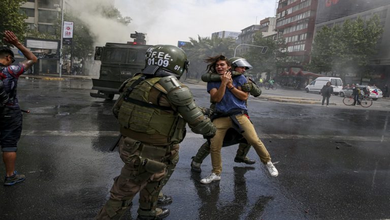 Τανκς στους δρόμους της Χιλής-Πολύνεκρες συγκρούσεις (video)