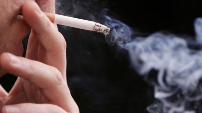 Πρόστιμο για κάπνισμα στο ΠΑΓΝΗ σε εργαζόμενη και Διευθύντρια Κλινικής