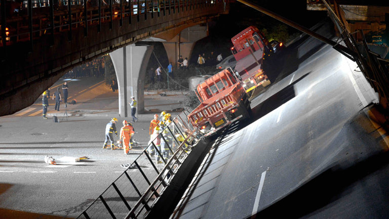 Κίνα: Τρείς θάνατοι απο κατάρρευση γέφυρας πάνω σε διερχόμενα αυτοκίνητα (video)