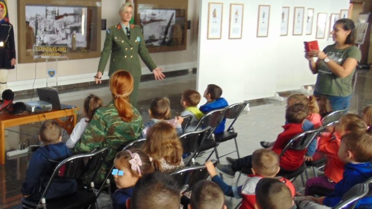 Μικροί επισκέπτες στην Έκθεση για την στολή των Ευζώνων στην 1η Στρατιά