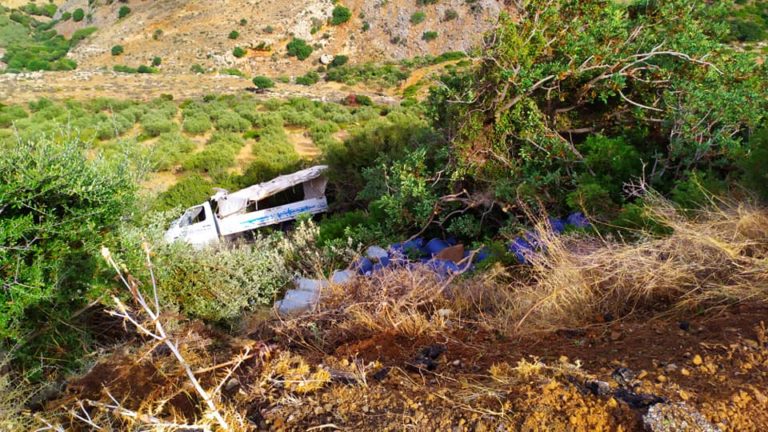 Χανιά: Συναγερμός στην Πυροσβεστική μετά από ανατροπή φορτηγού με φιάλες υγραερίου