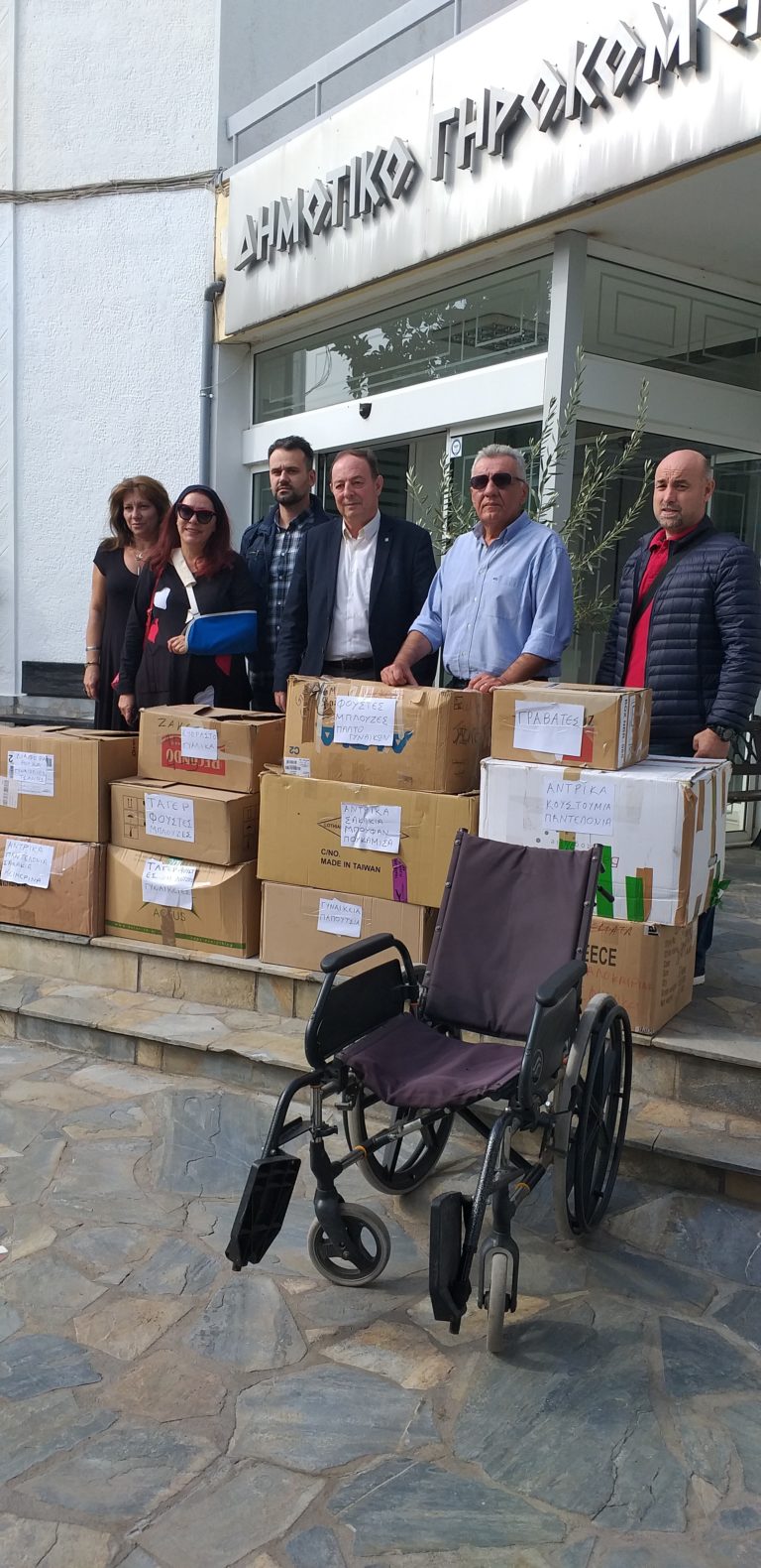 Ρούχα και κουβέρτες στο Γηροκομείο