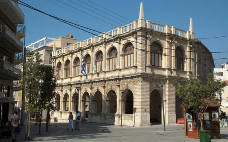 Ηράκλειο: Παράσταση διαμαρτυρίας στο δημοτικό συμβούλιο για τα προβλήματα της σχολικής στέγης