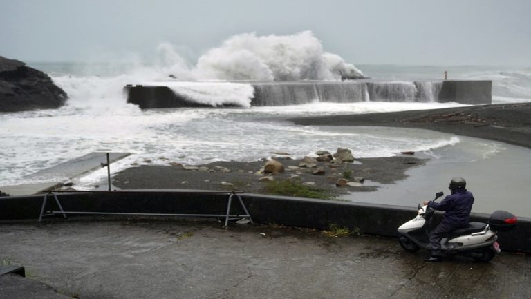 Ιαπωνία: Στο πέρασμα του φονικού τυφώνα και η Φουκουσίμα-Στους 23 οι νεκροί (video)