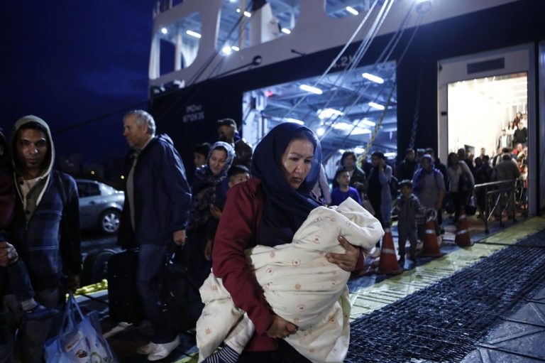 Στον Πειραιά αποβιβάστηκαν από Λέσβο και Χίο προσφυγές και μετανάστες