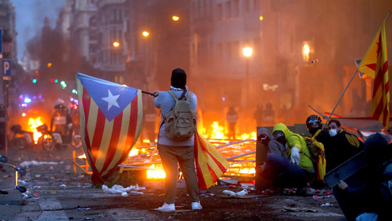 Πέμπτη ημέρα συγκρούσεων στη Βαρκελώνη-Ελεύθερος υπό όρους ο Κάρλες Πουτζδεμόν (video)