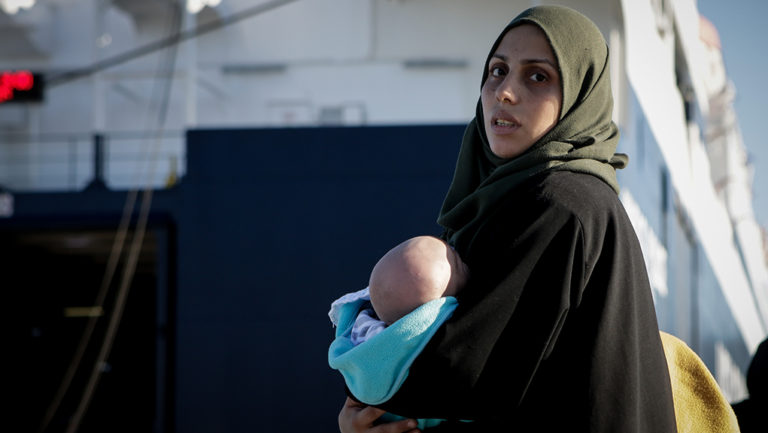 Περίπου 1.000 πρόσφυγες μετακινούνται άμεσα από τα νησιά του Αιγαίου στην Ηπειρωτική Ελλάδα