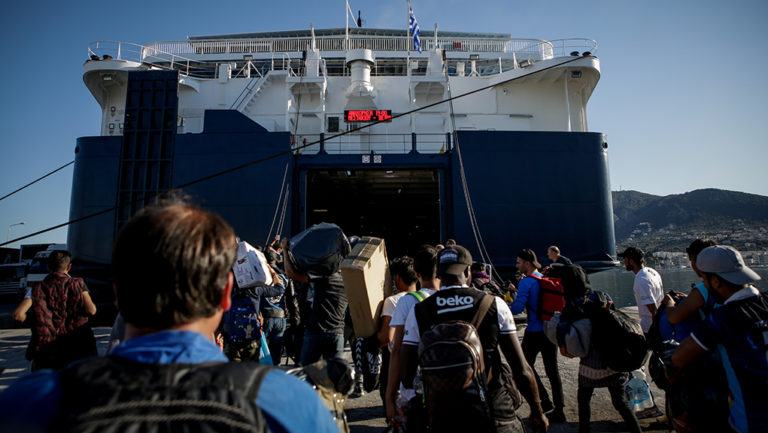 Μεταφέρονται σε δομές φιλοξενίας 215 αιτούντες άσυλο που έφθασαν στον Πειραιά (video)