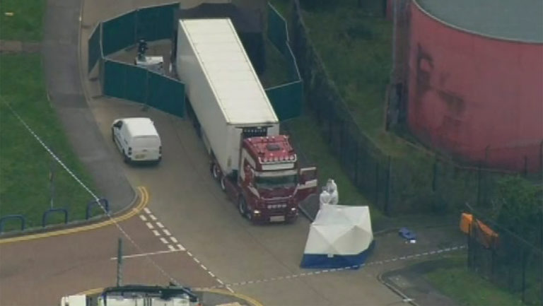 Βρετανία: 39 άνθρωποι εντοπίστηκαν νεκροί μέσα σε φορτηγό (video)