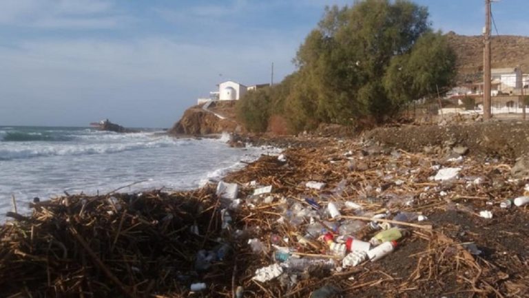 Σε νέο πρόγραμμα για τα σκουπίδια στη θάλασσα η Περιφέρεια