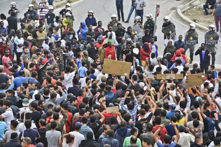 Συνεχίζονται οι προσπάθειες αποσυμφόρησης των ΚΥΤ Μόριας-Σάμου (video)