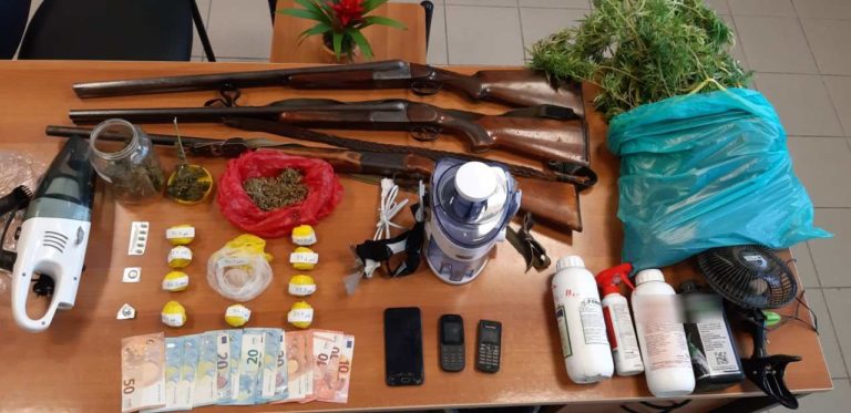 Ηράκλειο: Κατασχέθηκαν περισσότερα από 270 γραμμάρια ηρωίνης, 112 γραμμάρια κάνναβης, 3 δενδρύλλια και 3 κυνηγετικά όπλα