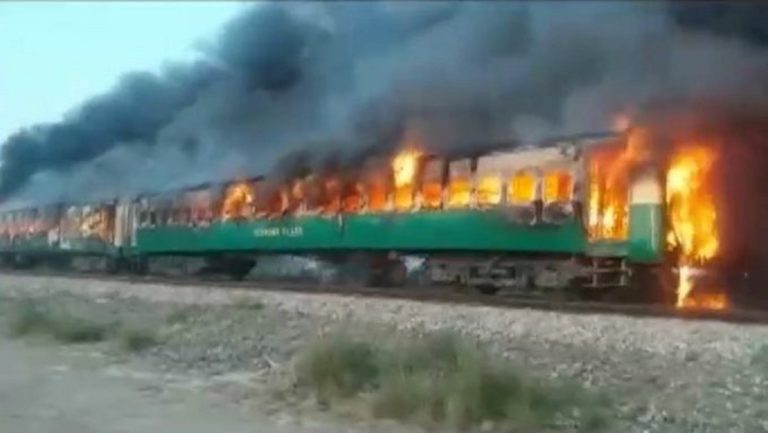 Τους 73 έχουν φτάσει οι νεκροί στο Πακιστάν-Πυρκαγιά σε τρένο