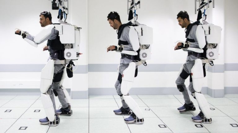 Ρομποτικός εξωσκελετός: Kίνηση με τη σκέψη για παράλυτο άνδρα
