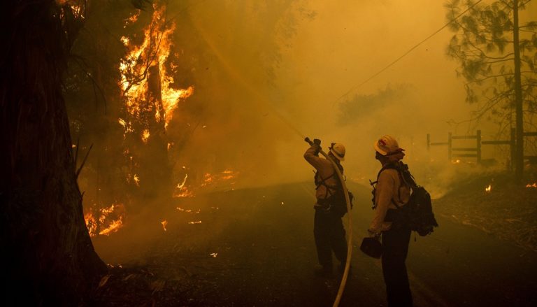 Σε κατάσταση έκτακτης ανάγκης η Καλιφόρνια-Μαίνονται οι πυρκαγιές (video)