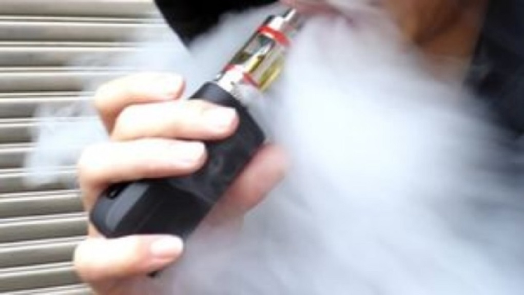 Μείγματα του ηλεκτρονικού τσιγάρου ύποπτα για πνευμονικές παθήσεις (video)