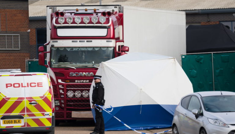 Βρετανία: Ταυτοποιήθηκαν οι 39 νεκροί που είχαν βρεθεί σε φορτηγό-ψυγείο στο Έσεξ