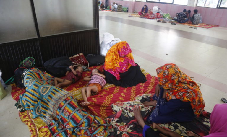 Ινδία-Μπαγκλαντές: Δεκάδες νεκροί και τραυματίες και εκατομμύρια εκτοπισμένοι από τον κυκλώνα Μπουλμπούλ
