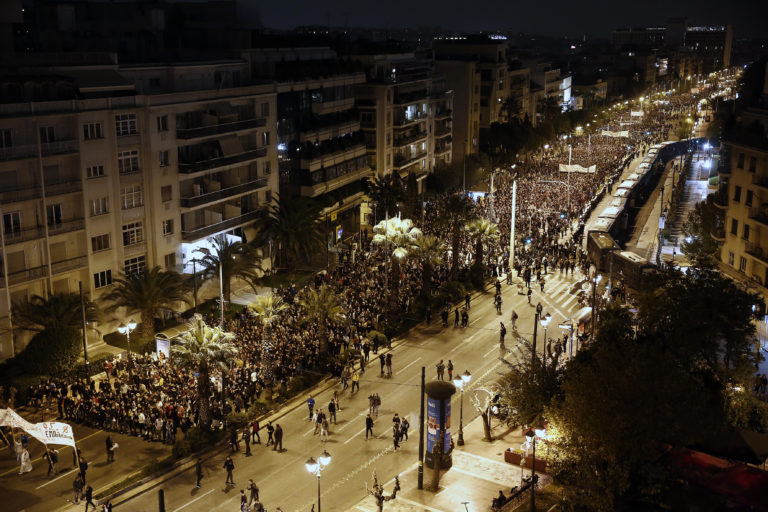 Ημέρα μνήμης για το Πολυτεχνείο – Μικροεντάσεις σε Θεσσαλονίκη, Πάτρα (video)