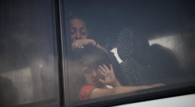 Σέρρες: «μπλόκο» σε λεωφορείο με πρόσφυγες
